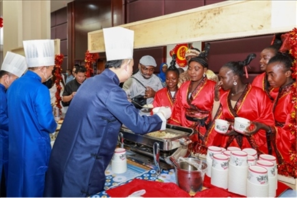 恩賈梅納大學(xué)孔子學(xué)院的學(xué)生們對(duì)中國餃子情有獨(dú)鐘。主辦方供圖