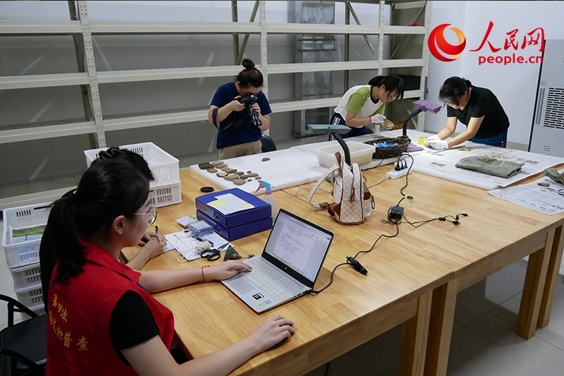 普查隊員們正在庫房內(nèi)工作。人民網(wǎng)記者 韋衍行攝