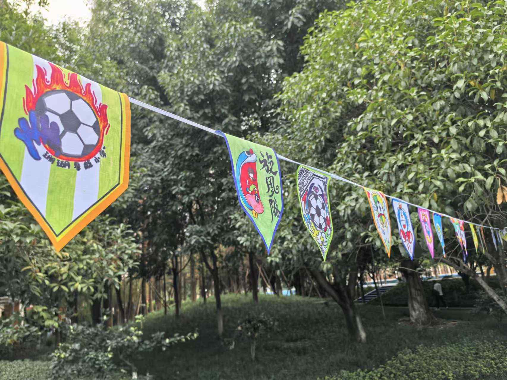 珊瑚魯能小學學生們手繪的“班超”隊徽。 人民網(wǎng)記者 楊磊攝