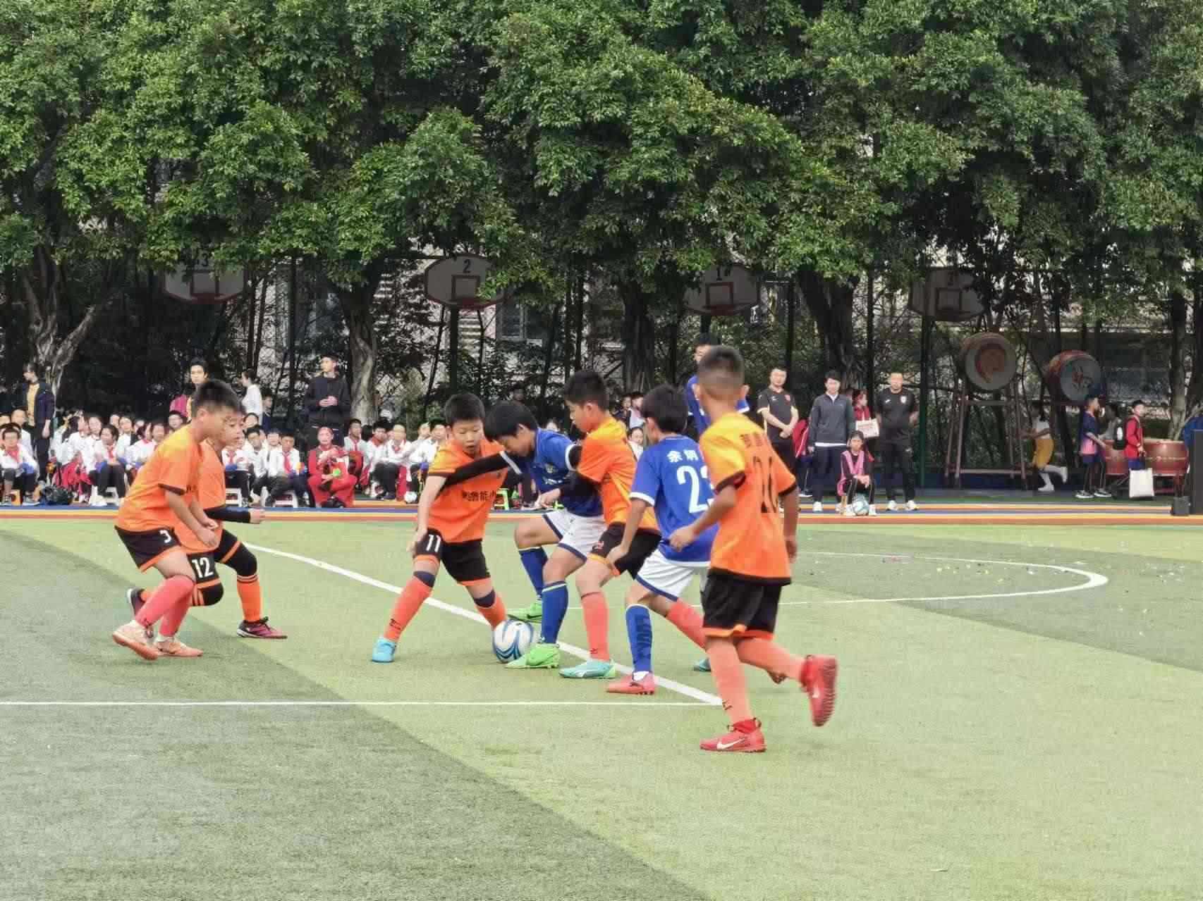 珊瑚魯能小學的學生們在進行足球比賽。 人民網(wǎng)記者 楊磊攝