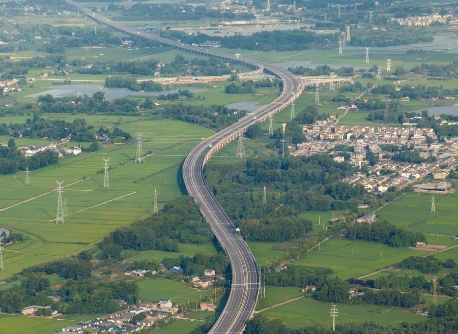 俯瞰四川天府新區(qū)至邛崍高速公路一角（2024年7月2日攝，無人機(jī)照片）。新華社記者 江宏景 攝