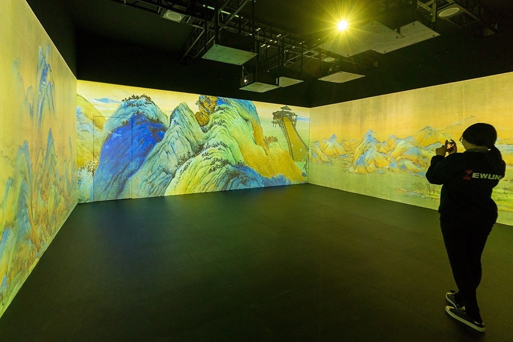 2019年1月29日，上海，市民在“千里江山圖科技藝術(shù)展”上參觀北宋名畫《千里江山圖》的AR全景展示并打卡拍照。