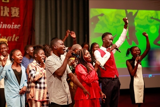 孔子學院的同學們演唱中文歌曲《明天會更好》。中國石油非洲公司供圖