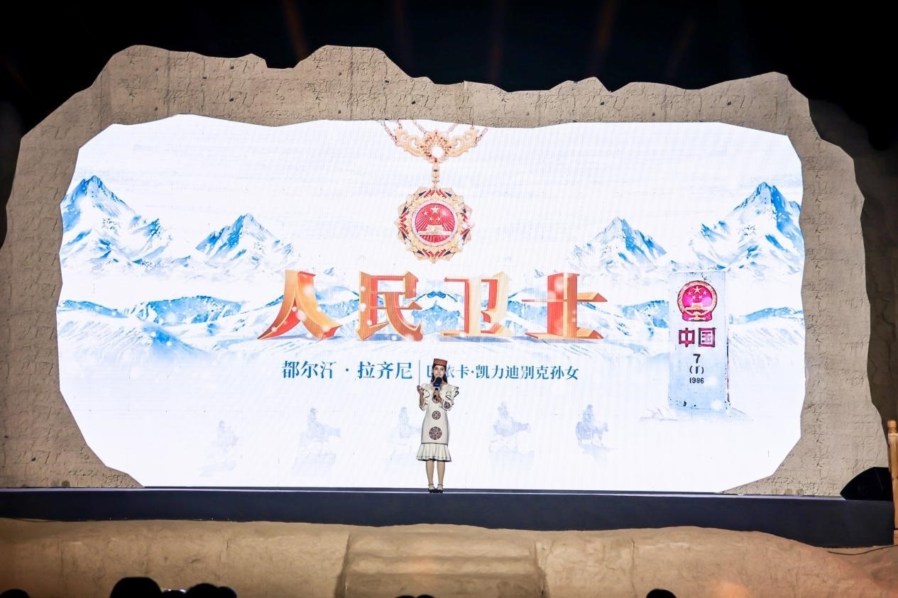 都爾汗·拉齊尼在“何以中國(guó)·五星出東方”網(wǎng)絡(luò)主題宣傳活動(dòng)現(xiàn)場(chǎng)演講。人民視頻供圖