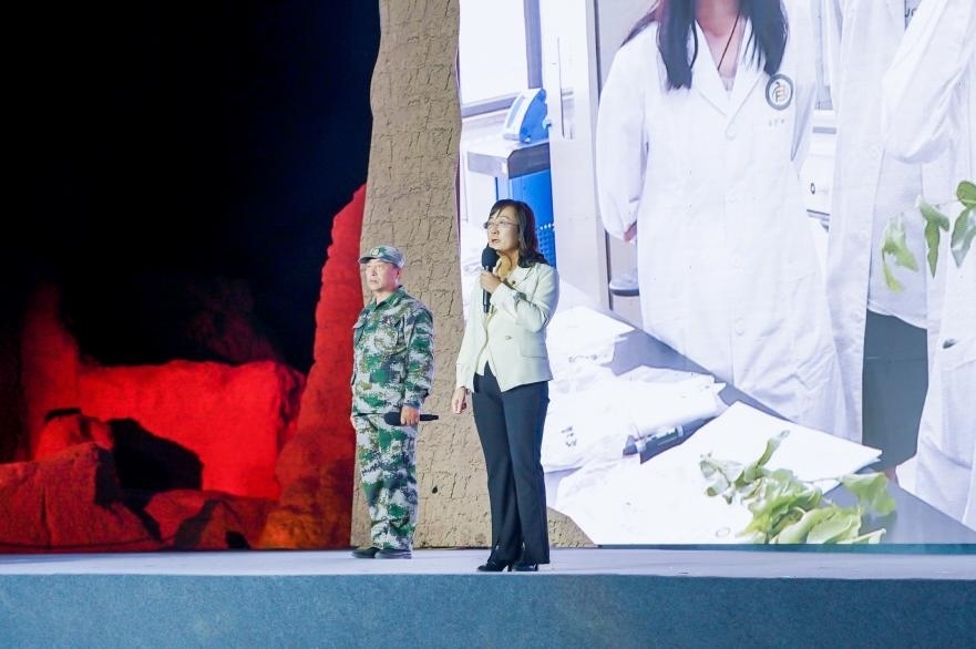 吳翠云（右一）在“何以中國(guó)·五星出東方”網(wǎng)絡(luò)主題宣傳活動(dòng)現(xiàn)場(chǎng)演講。人民視頻供圖