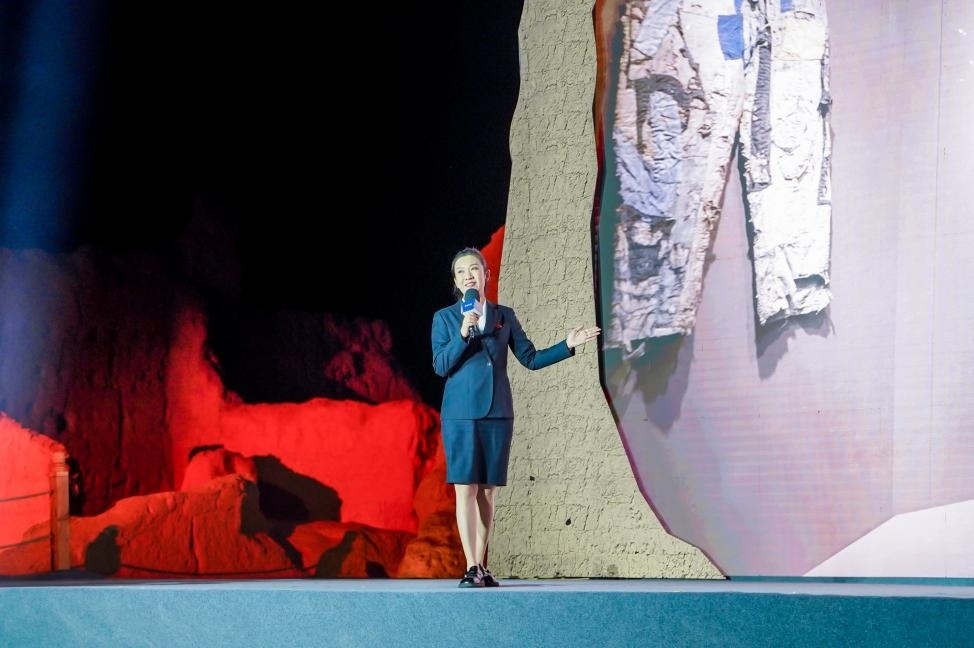 顧晨葉在“何以中國(guó)·五星出東方”網(wǎng)絡(luò)主題宣傳活動(dòng)現(xiàn)場(chǎng)演講。人民視頻供圖