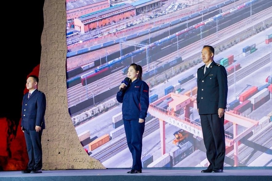 早吾扎?哈力賽（左二）在“何以中國(guó)·五星出東方”網(wǎng)絡(luò)主題宣傳活動(dòng)現(xiàn)場(chǎng)演講。人民視頻供圖