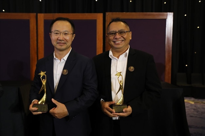 趙志剛與多迪獲獎后合影。國能印尼爪哇發(fā)電公司供圖