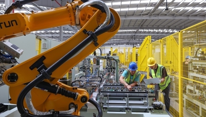 江蘇昆山，智能生產(chǎn)線上人機協(xié)同作業(yè)