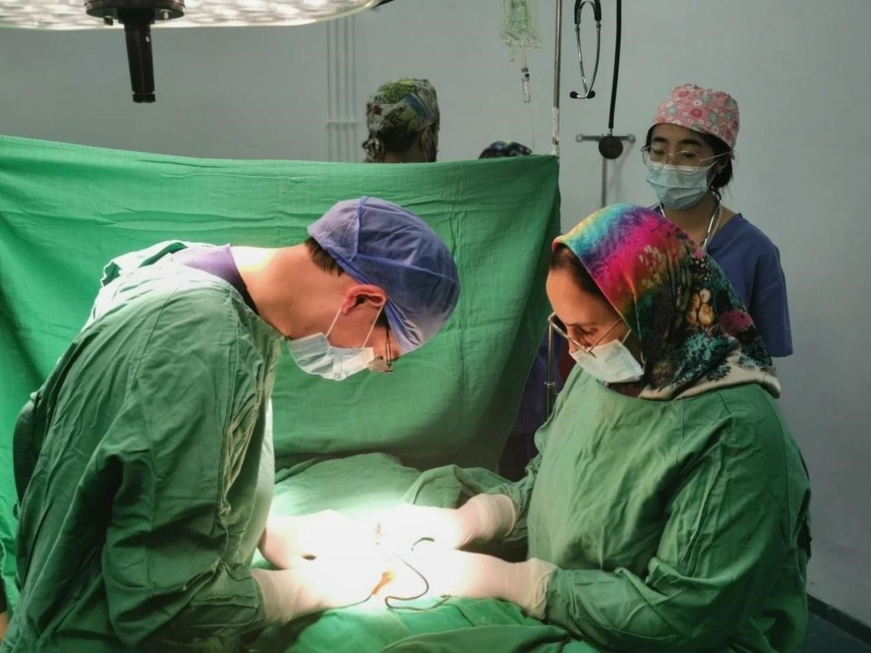 中國醫(yī)療隊員與當?shù)蒯t(yī)生合作開展手術(shù)。第196批中國援助摩洛哥醫(yī)療隊塞達特分隊供圖