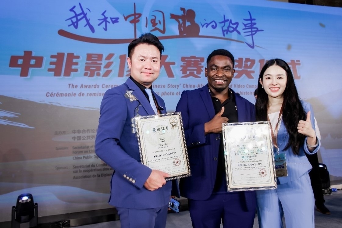 王曉樂(lè)（中）與其他嘉賓合影。主辦方供圖