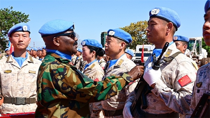 聯(lián)南蘇團(tuán)西戰(zhàn)區(qū)司令多米尼克準(zhǔn)將為維和官兵授勛。孫千攝