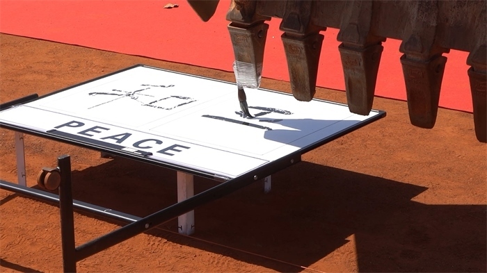 工程機(jī)械表演寫書法。王皓宇攝