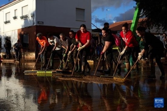 11月2日，居民在西班牙烏鐵爾清理房屋。新華社記者 孟鼎博 攝