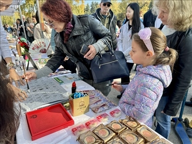活動現(xiàn)場外賓體驗中國書法。 中國駐保加利亞大使館供圖。