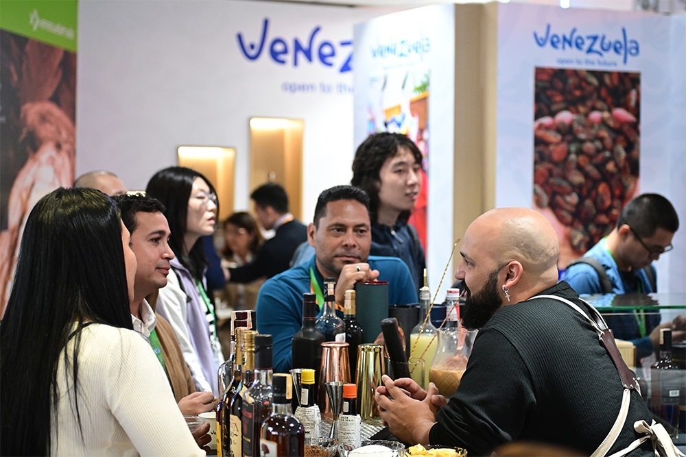 2023年11月9日，上海，觀眾在進博會委內(nèi)瑞拉館參觀、交流、洽談。