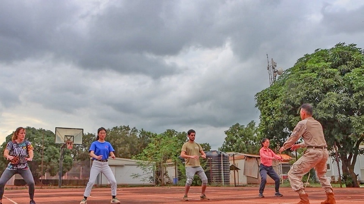 認(rèn)真學(xué)習(xí)動作。孫亞斌 攝