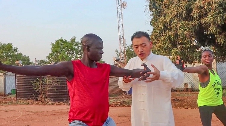 細(xì)心指導(dǎo)動作。馬騫攝