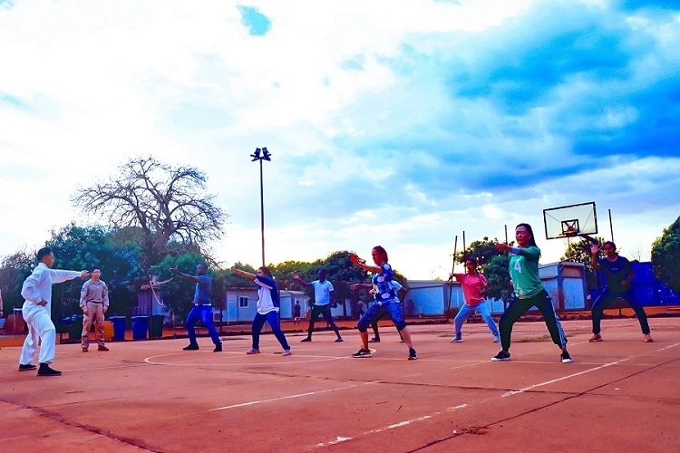 示范標(biāo)準(zhǔn)動作。鄧原淘攝