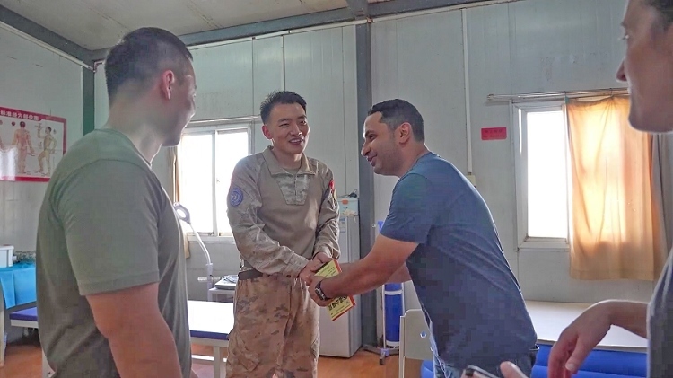 外國友人致謝。王軍杰攝