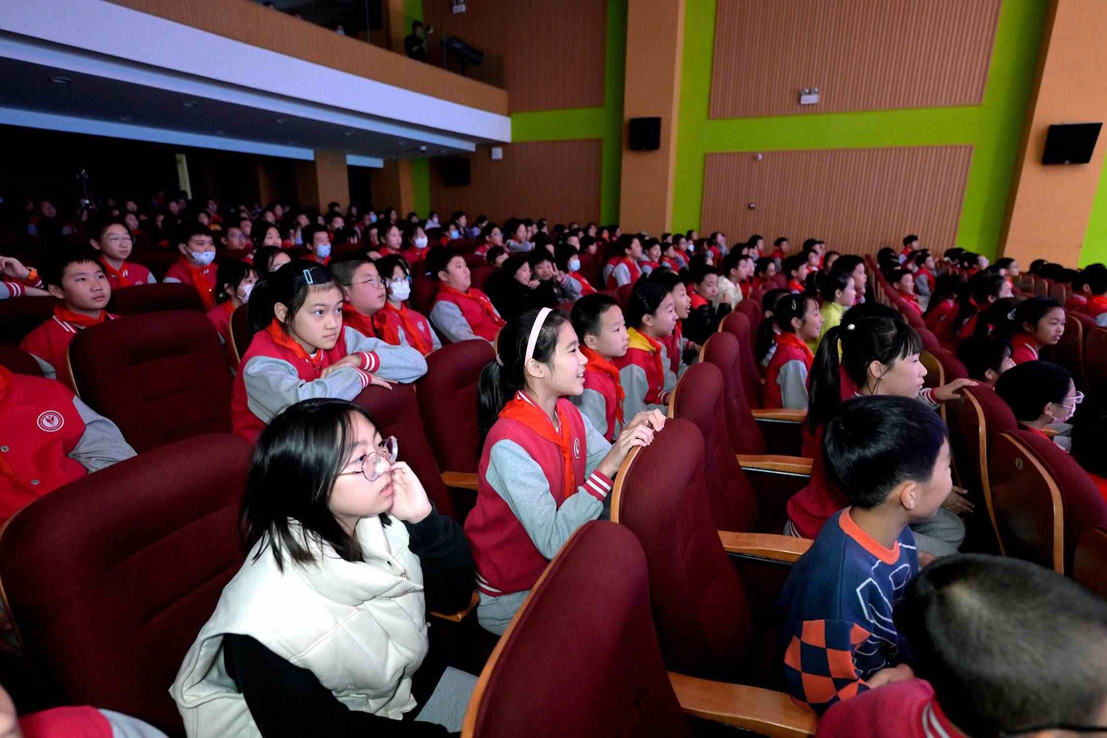 花校區(qū)學(xué)生現(xiàn)場歡呼照片。主辦方供圖