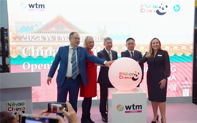 中外嘉賓為中國(guó)館開幕點(diǎn)亮水晶球。吳若鳴攝