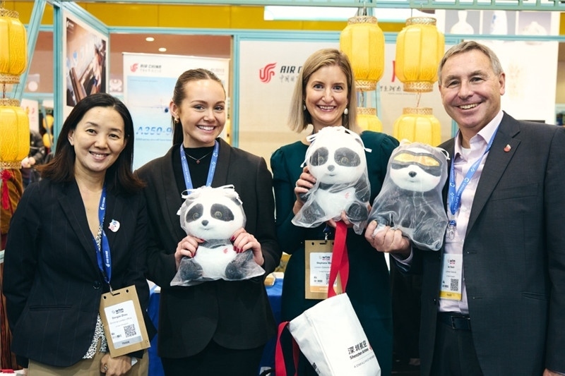 “中國(guó)館”展區(qū)現(xiàn)場(chǎng)洽談。 楊浩鵬攝