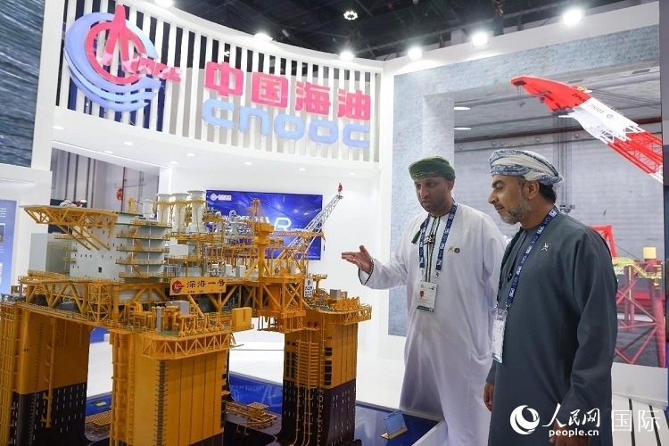 觀眾在中國(guó)海油展臺(tái)參觀。人民網(wǎng)記者 任皓宇攝
