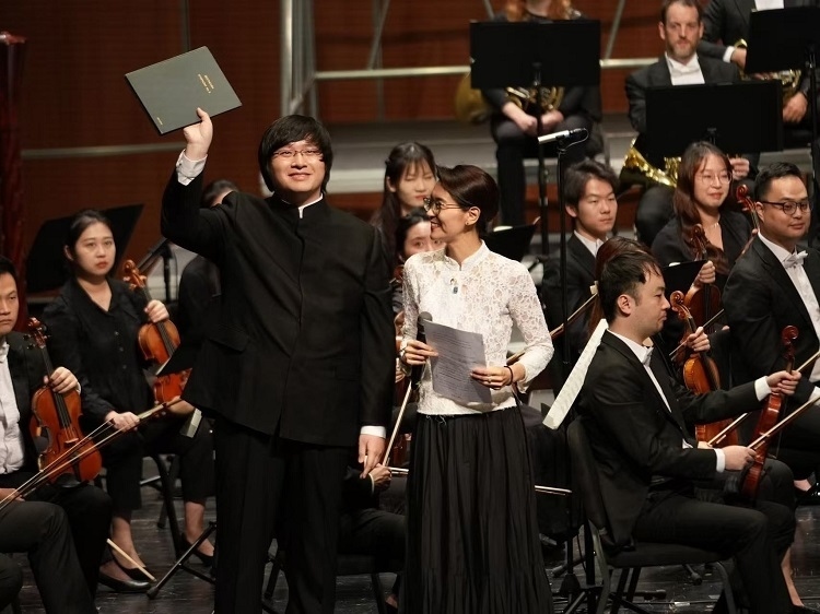 小澤征良向俞潞贈(zèng)送小澤征爾使用過(guò)的《第五交響曲》樂(lè)譜。演出方供圖