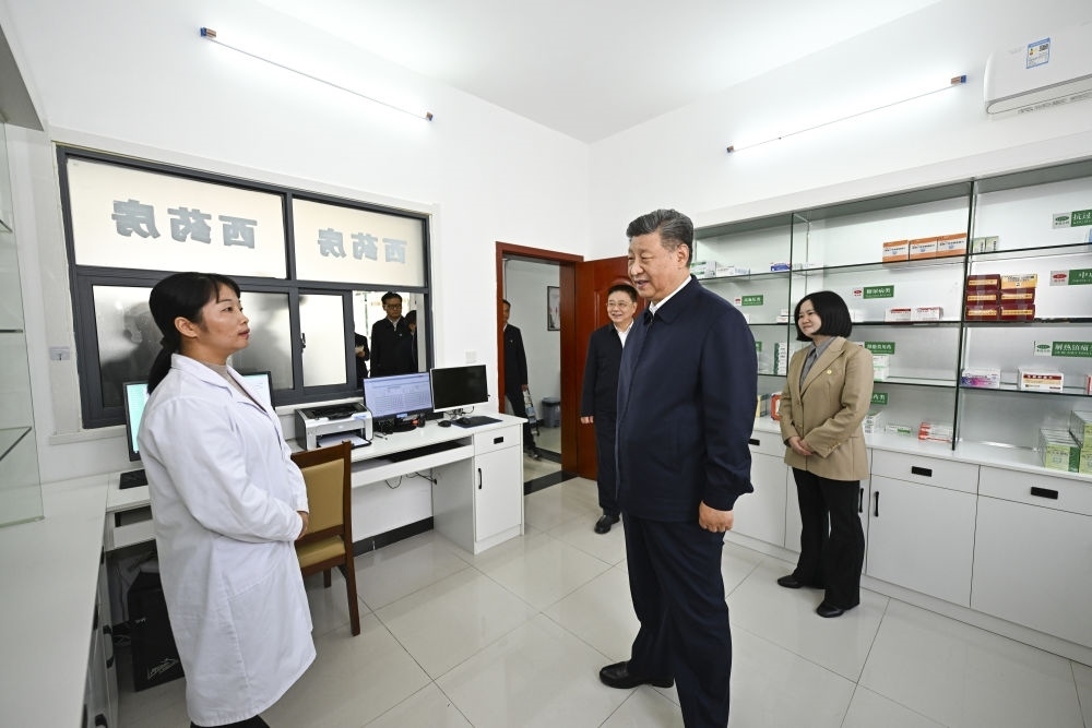 2024年11月5日，習(xí)近平在湖北省咸寧市嘉魚縣潘家灣鎮(zhèn)四邑村衛(wèi)生室考察。習(xí)近平指出：“要進(jìn)一步加強(qiáng)黨建引領(lǐng)，抓住‘一老一小’這個(gè)重點(diǎn)，更加精準(zhǔn)有效地為群眾排憂解難?！? width=