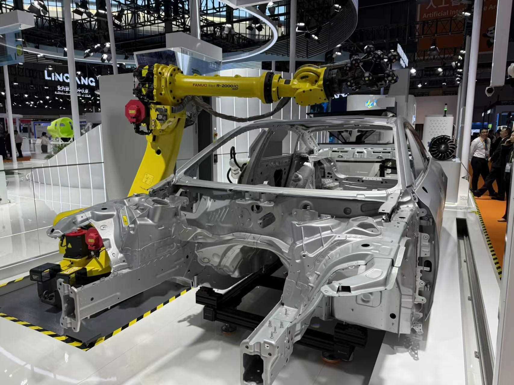 在汽車制造展區(qū)，高精度智能檢測(cè)裝備正在模擬檢測(cè)汽車車身。人民網(wǎng)記者 王仁宏攝