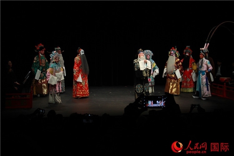 演員向觀眾謝幕。人民網(wǎng)記者 尚凱元攝