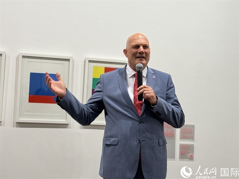 11月8日，瑞士駐華大使白瑞誼在“瑞士經(jīng)典設(shè)計(jì)展”開幕式上發(fā)表致辭。（人民網(wǎng) 謝瑩攝）