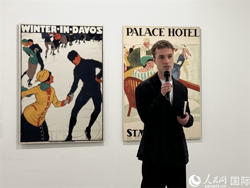 11月8日，“瑞士經(jīng)典設(shè)計(jì)展”策展人言照壁向與會(huì)嘉賓導(dǎo)覽。（人民網(wǎng) 謝瑩攝）