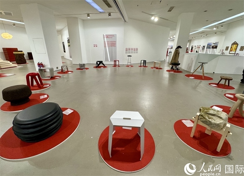 11月8日，瑞士經(jīng)典設(shè)計(jì)展現(xiàn)場。（人民網(wǎng) 謝瑩攝）