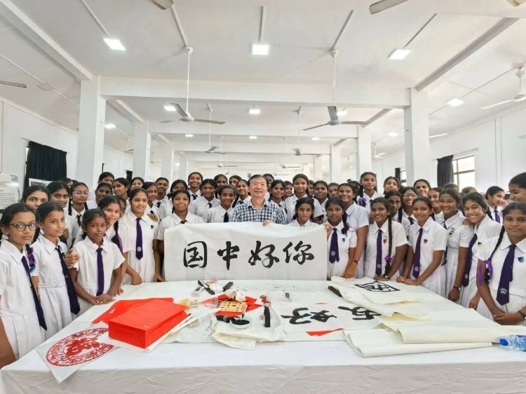 斯里蘭卡學(xué)生在系列活動中學(xué)習(xí)中國書法。圖片由主辦方提供