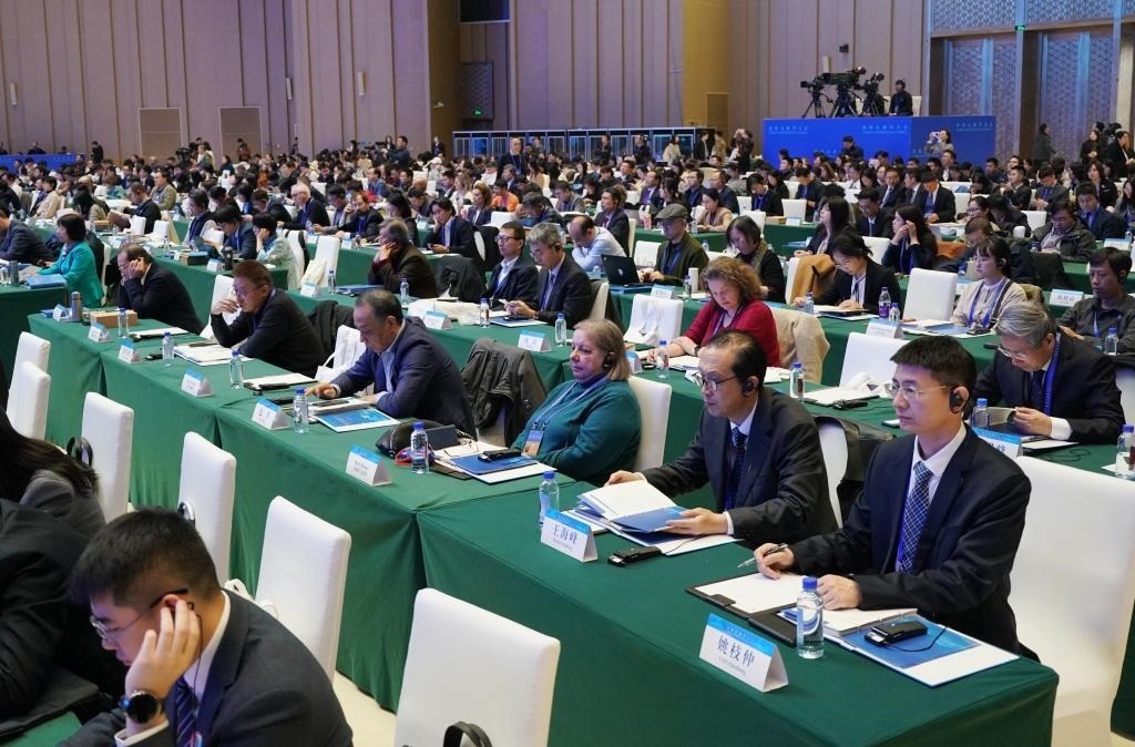 11月7日，中外嘉賓在首屆世界古典學(xué)大會(huì)開幕式現(xiàn)場(chǎng)聽會(huì)。新華社記者 張晨霖 攝