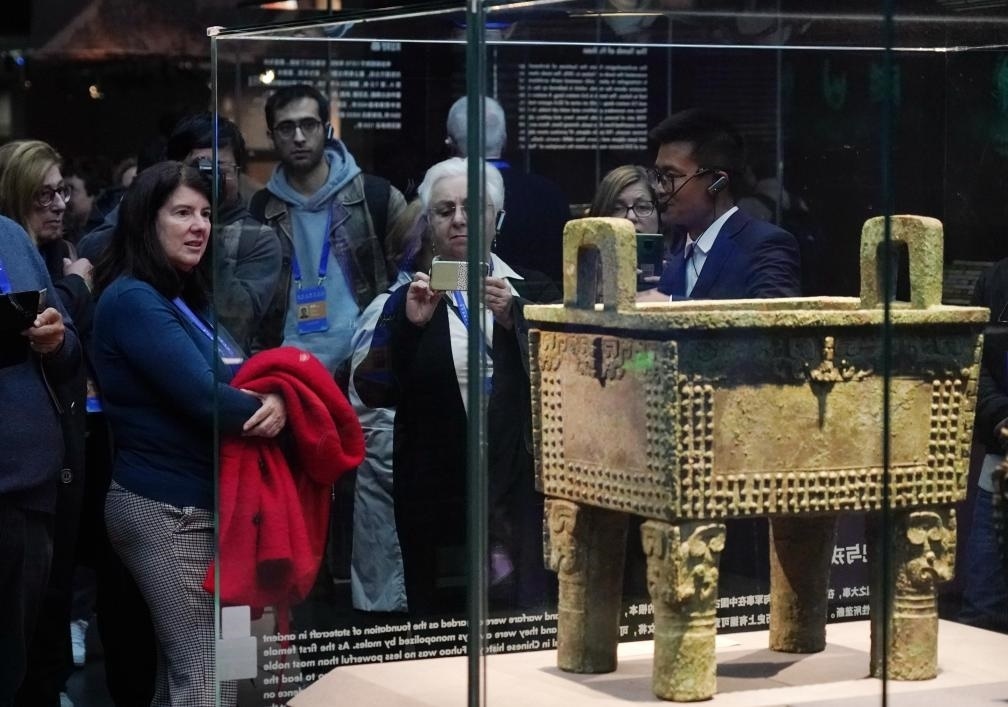 11月6日，中外嘉賓來到中國考古博物館參觀“考古與中華文明溯源展”。該展是本屆世界古典學(xué)大會(huì)推出的配套活動(dòng)之一。新華社記者 張晨霖 攝