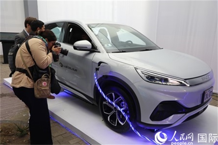 圖為秘魯媒體記者正在拍攝現(xiàn)場(chǎng)展出的比亞迪電動(dòng)汽車。 人民網(wǎng)記者姜波攝