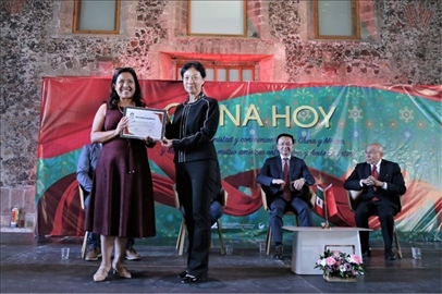 李雅芳向加比拉爾·塞迪略授予“拉美分社榮譽(yù)員工”稱號(hào)。主辦方供圖