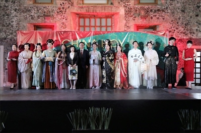 墨西哥華人婦女聯(lián)合總會(huì)木蘭藝術(shù)團(tuán)的中國古代服裝表演。主辦方供圖