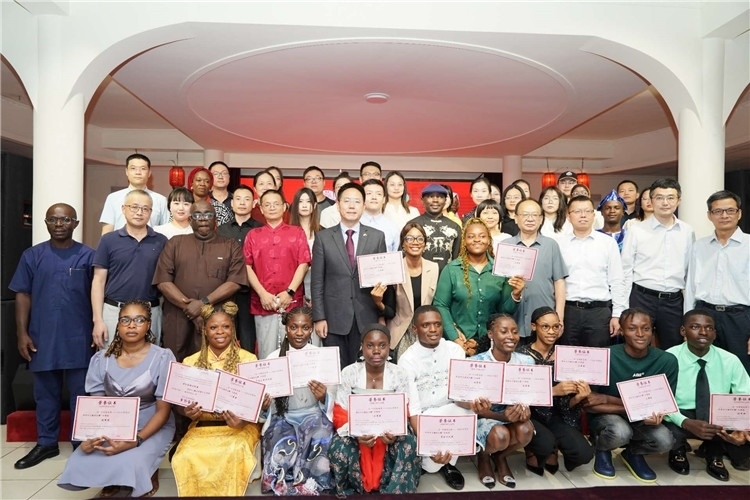 參賽選手與嘉賓合影留念。尼日利亞中國文化中心供圖
