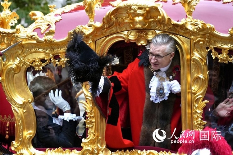 新任金融城市長(zhǎng)阿拉斯泰爾·金向人群致意。吳若鳴攝