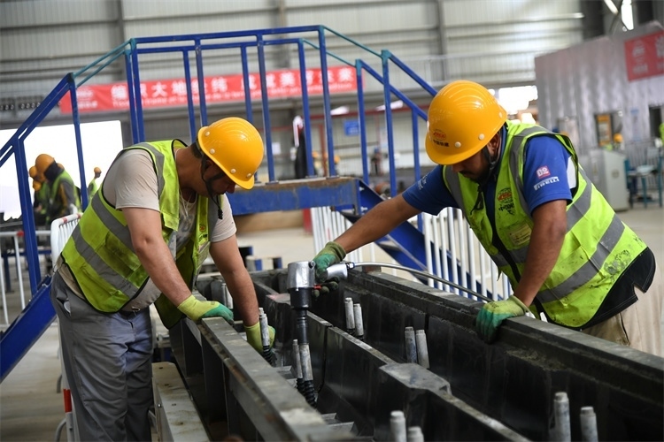 中企建設(shè)軌枕廠生產(chǎn)線上的中阿員工 中國鐵建供圖