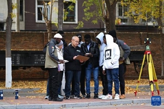 在天津鐵道職業(yè)技術(shù)學(xué)院，老師指導(dǎo)幾內(nèi)亞學(xué)員使用測(cè)距儀器（11月11日攝）。新華社記者 李然 攝