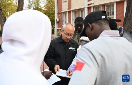 在天津鐵道職業(yè)技術(shù)學(xué)院，老師指導(dǎo)幾內(nèi)亞學(xué)員使用測(cè)距儀器（11月11日攝）。新華社記者 李然 攝