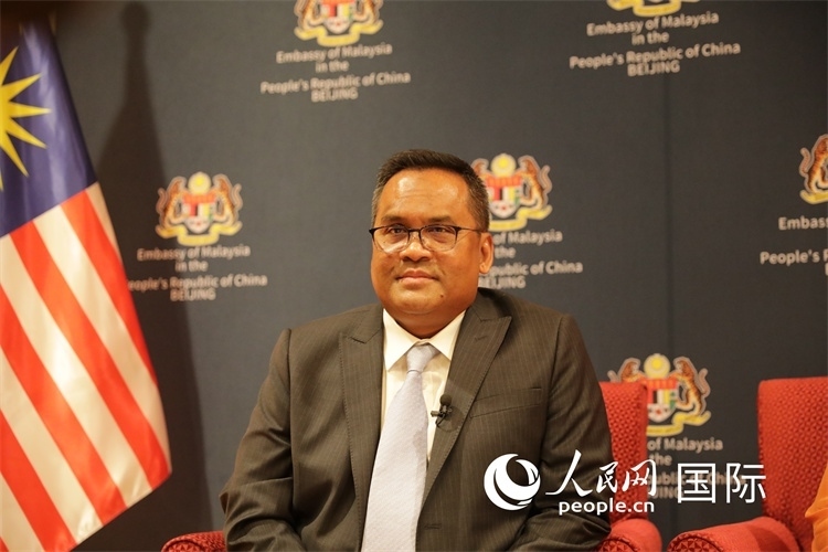 馬來(lái)西亞駐華大使諾曼在11月12日召開(kāi)的記者見(jiàn)面會(huì)上回答記者提問(wèn)。人民網(wǎng) 王婧攝