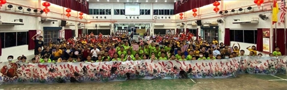 在工作坊導(dǎo)師的指導(dǎo)下，三校200余名學(xué)生共同完成了一幅長(zhǎng)達(dá)80尺的水墨畫作。主辦方供圖