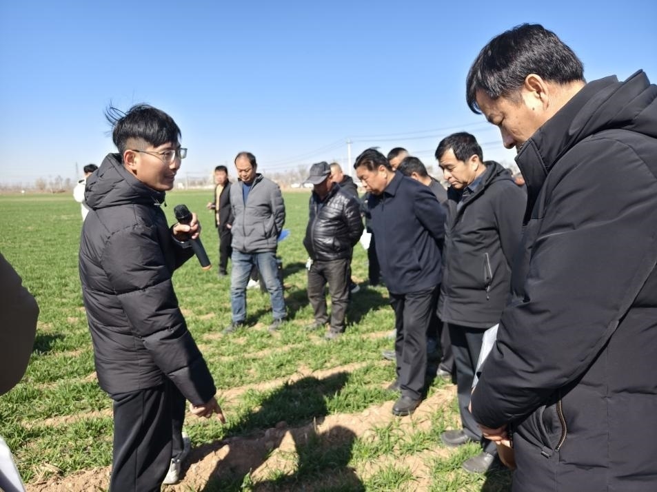 科技小院的“學(xué)生專家”（左一）。受訪者供圖