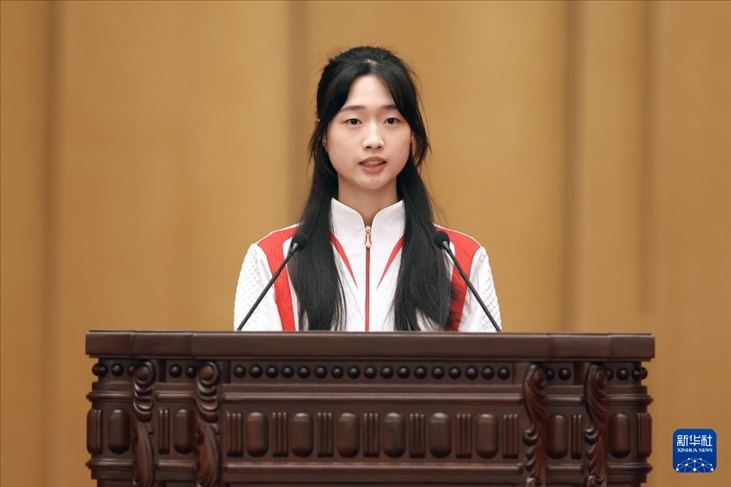 11月15日，射擊運(yùn)動(dòng)員黃雨婷在報(bào)告會(huì)上發(fā)言。新華社記者 李明 攝